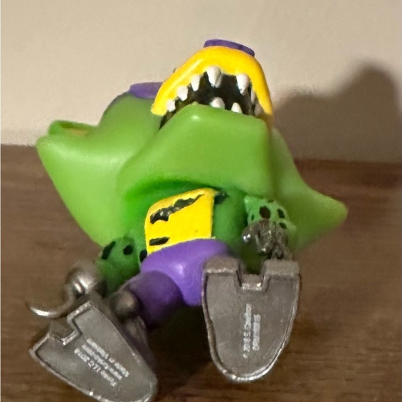 Funko Pop! Five Nights and Freddy's Blacklight Foxy Exclusive Vinyl Figure - Picture 7 of 10